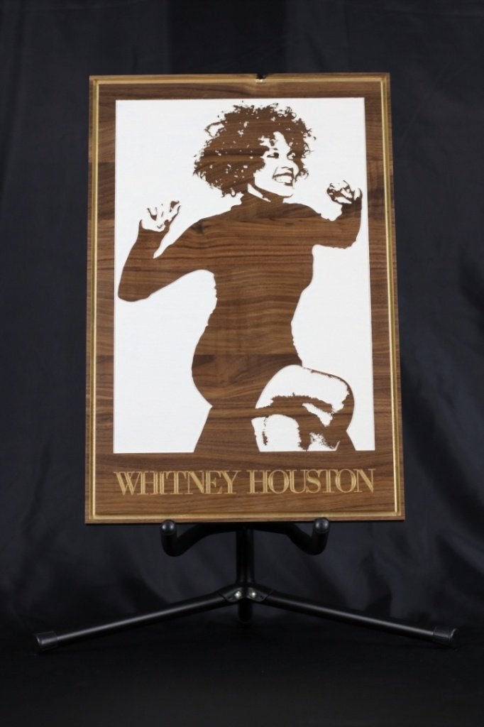 Limited time 20% | Whitney Houston | Gefreesd in Walnoot, Antiek en Kunst, Kunst | Overige Kunst, Verzenden