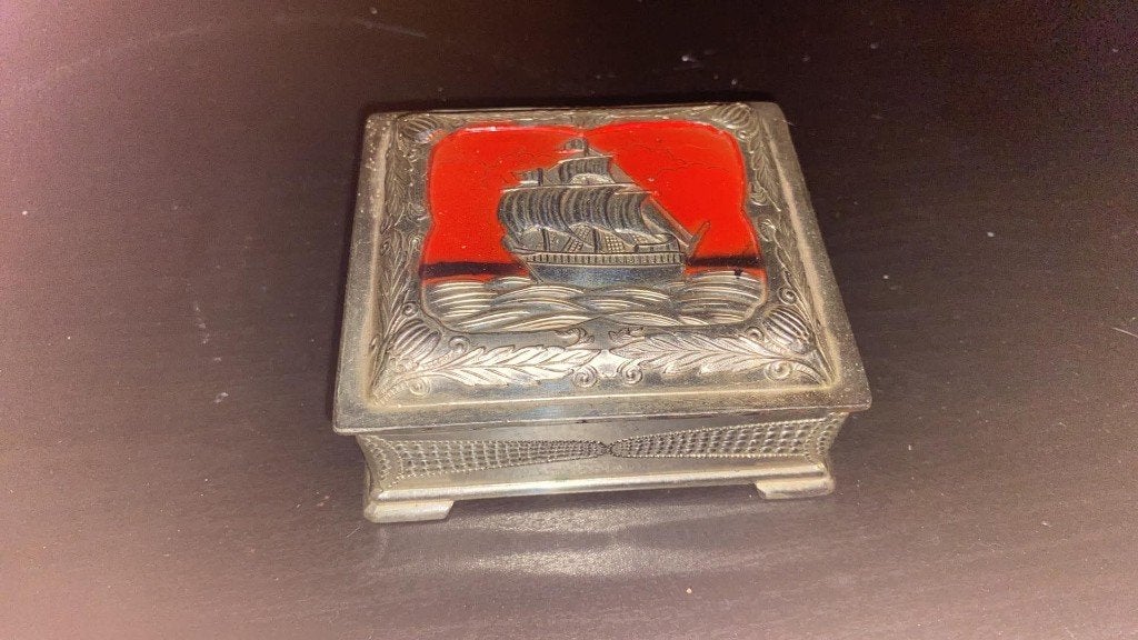 Magnifique ancienne boite en métal, motif bateau, Enlèvement ou Envoi