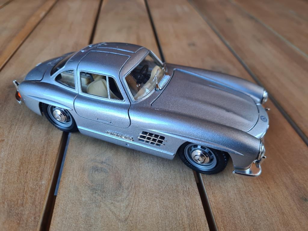 Mercedes-Benz 300 SL « Gullwing » (1954) échelle 1 ; 24, Enlèvement