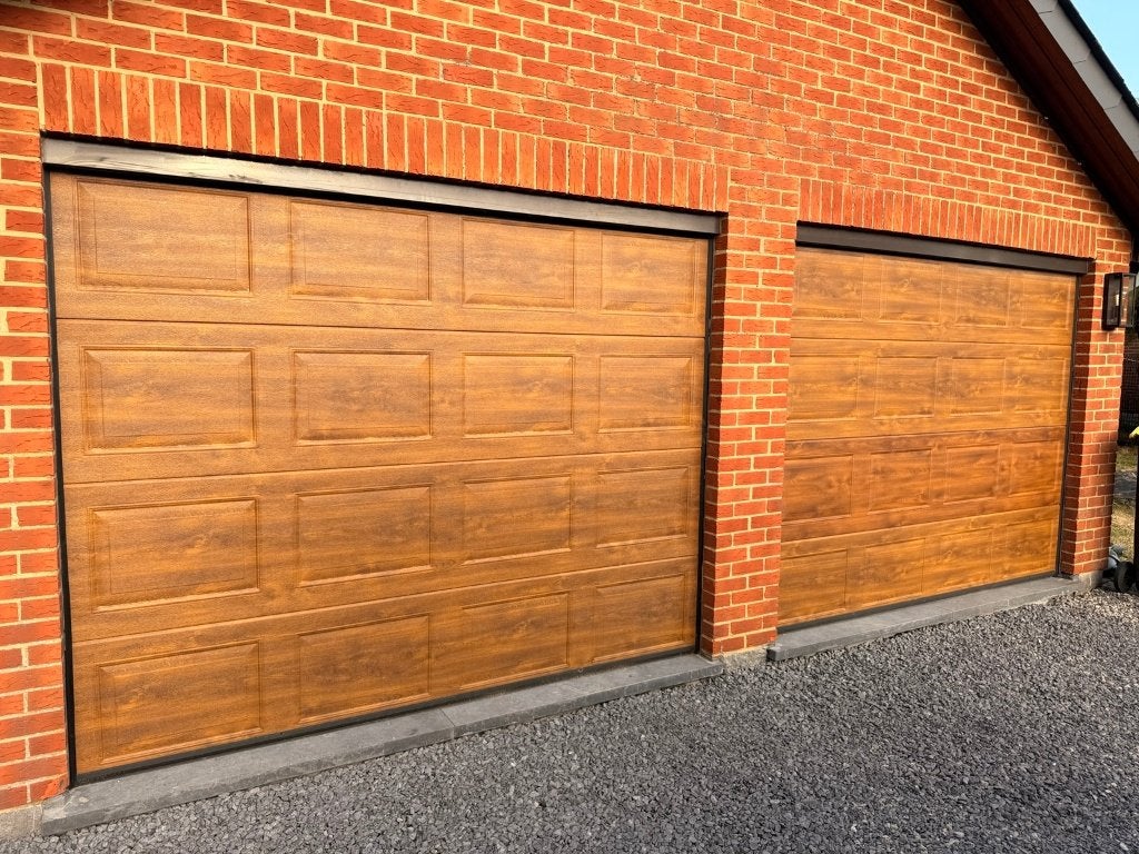 Twee gemotoriseerde sectionaalgaragedeuren van Sommer + Domo, Doe-het-zelf en Bouw, Rolluiken, Zo goed als nieuw, 150 tot 200 cm