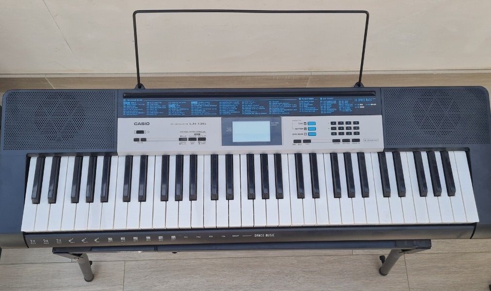 Keyboard Casio LK-136 met verlichte toetsen en statief, Muziek en Instrumenten, Keyboards, Ophalen, Casio, 61 toetsen, Met standaard