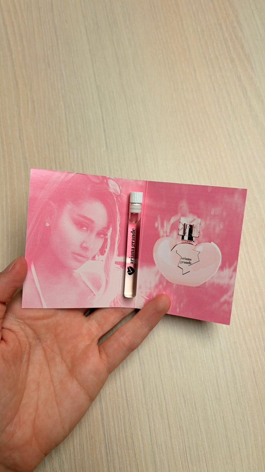 Ariana Grande Thank u next parfum staaltje sample, Handtassen en Accessoires, Uiterlijk | Parfum, Ophalen of Verzenden, Nieuw