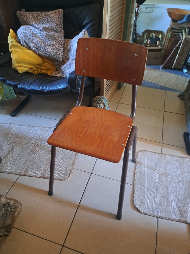chaise d'école, Enlèvement