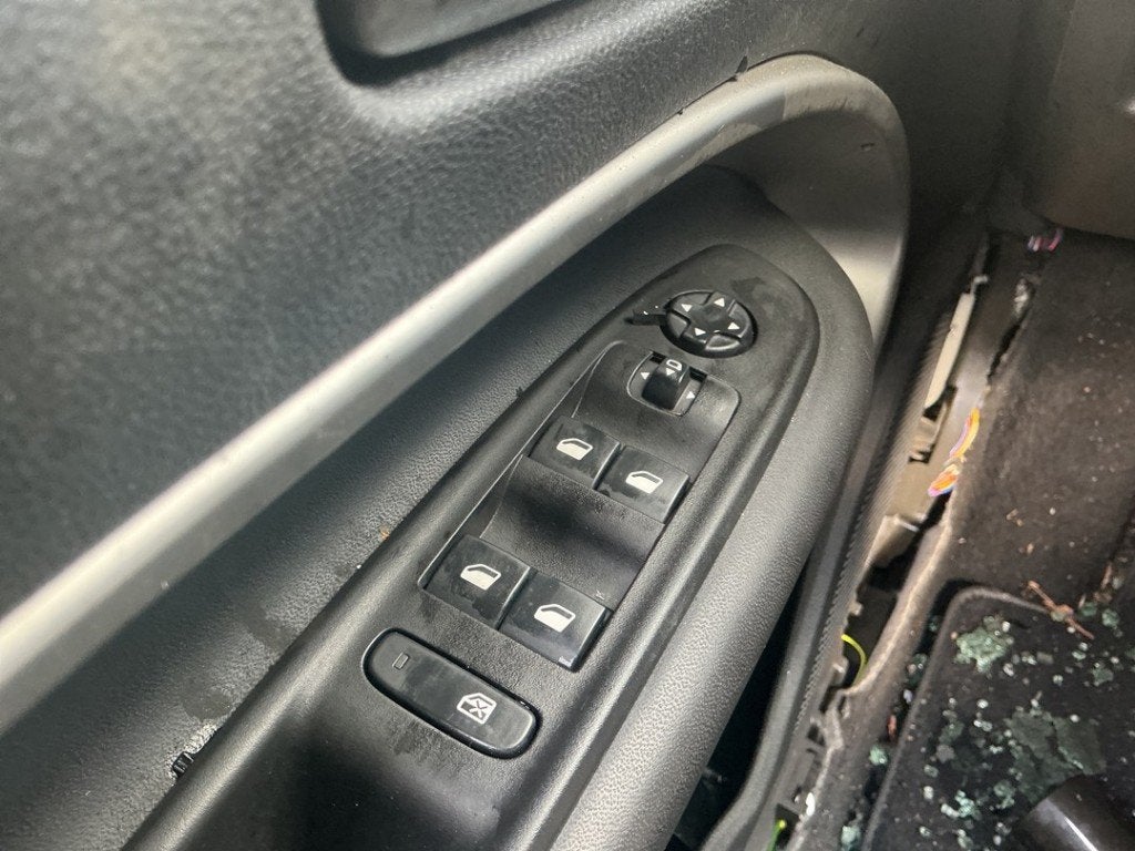 COMMUTATEUR VITRES ELECTRIQUES Jeep Avenger (|735779490|), Webaccessibility@stellantis.com, Stellantis N.V., Utilisé, Taurusavenue 1
2132 LS  Hoofddorp, NL
