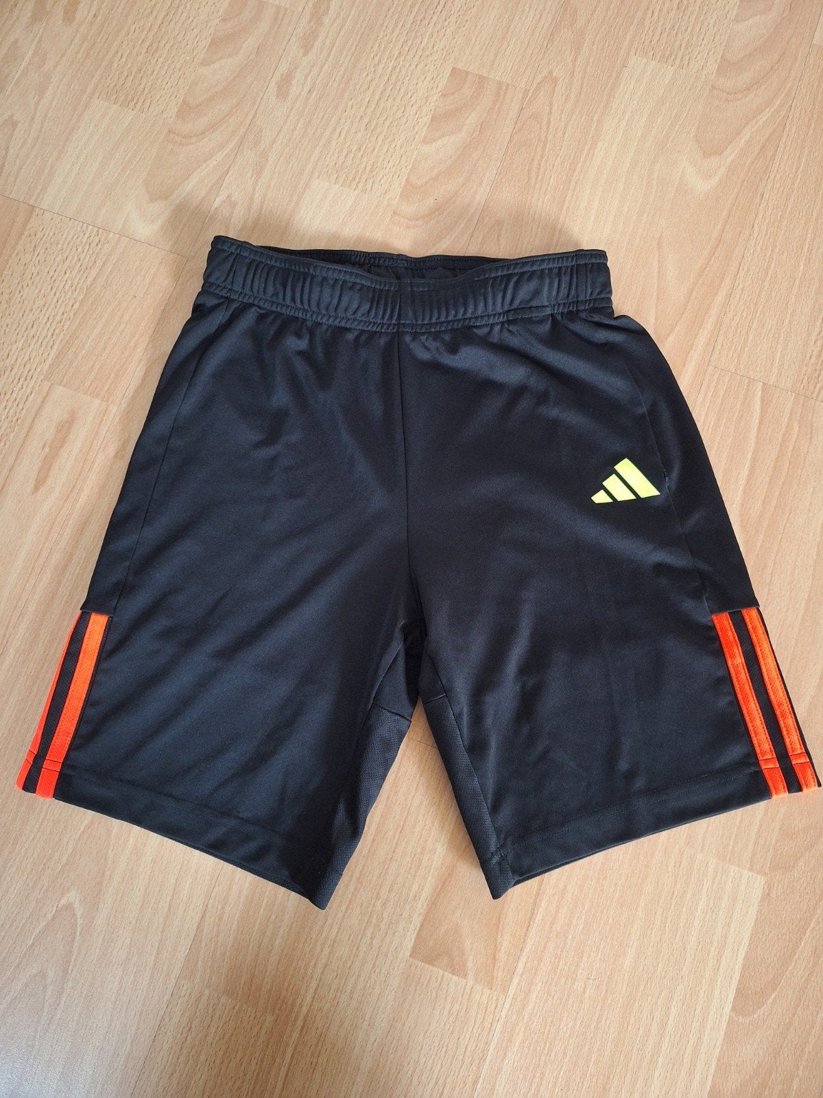 2 korte broeken van Adidas, Ophalen