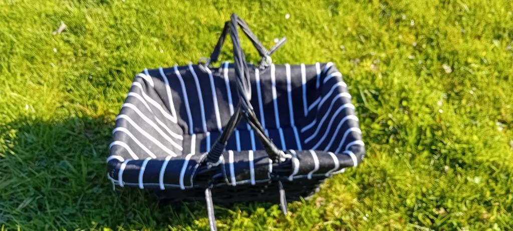 Rechthoekige zwarte mand met afneembare hoes, Mand, Ophalen of Verzenden, Zo goed als nieuw, Riet