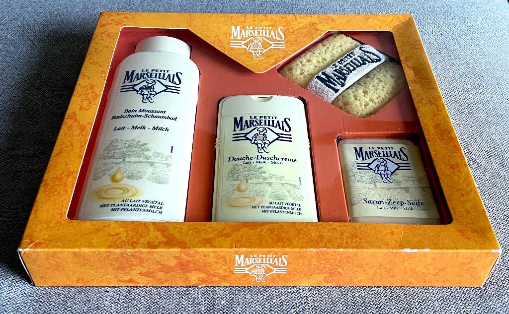 Coffret "LE PETIT MARSEILLAIS" // + 1 Éponge Cadeau // NEUF, Bijoux, Sacs & Beauté, Enlèvement ou Envoi, Neuf, Baignoire & Douche