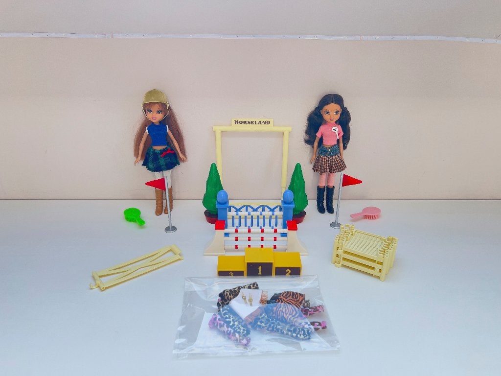 Lot 2 poupées Moxie Girlz + accessoires équestres Horseland, Enlèvement ou Envoi, Utilisé, Barbie