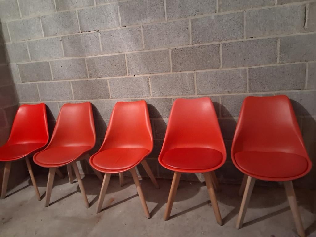 5 chaises style scandinave, pied en bois, couleur rouge
