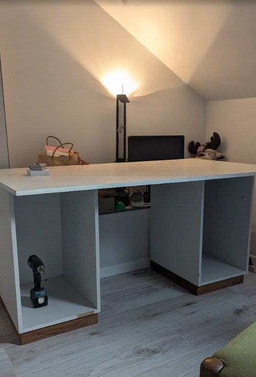 Bureau in witte melamine – 151,5 cm breed, Huis en Inrichting, Gebruikt, Demontabel, Spaanplaat of MDF, Schoolbureau