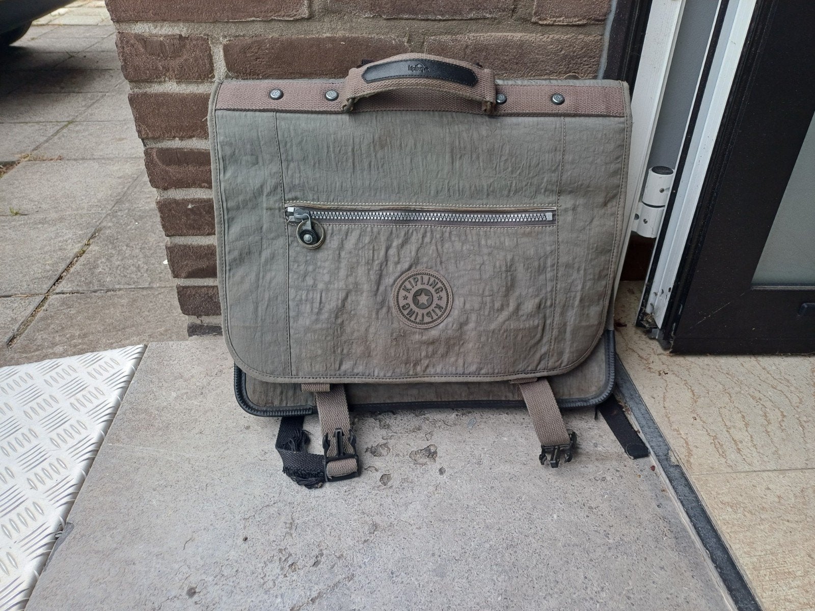 kipling boekentas, Ophalen
