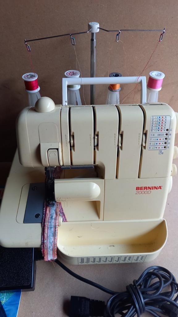 Surjeteuse Bernina 4 fils, Etat parfait + Garantie, Hobby & Loisirs créatifs, Machines à coudre & Accessoires, Enlèvement ou Envoi