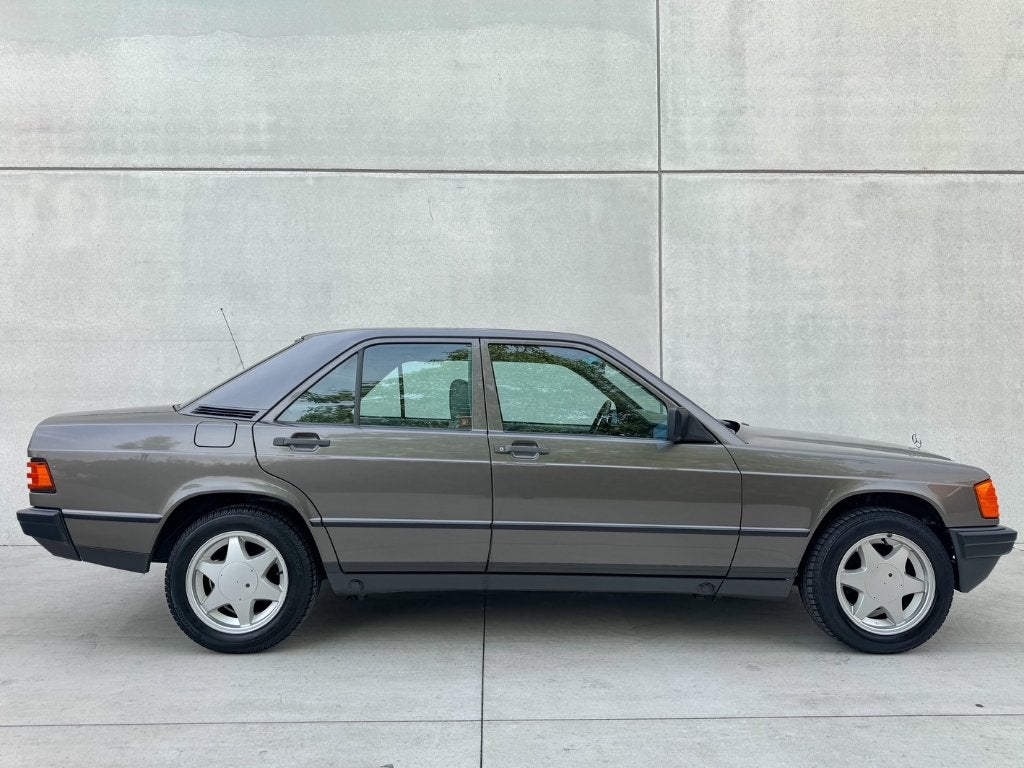 Mercedes 190 Benzine, 4 deurs, 4 cilinders, Bedrijf, Grijs