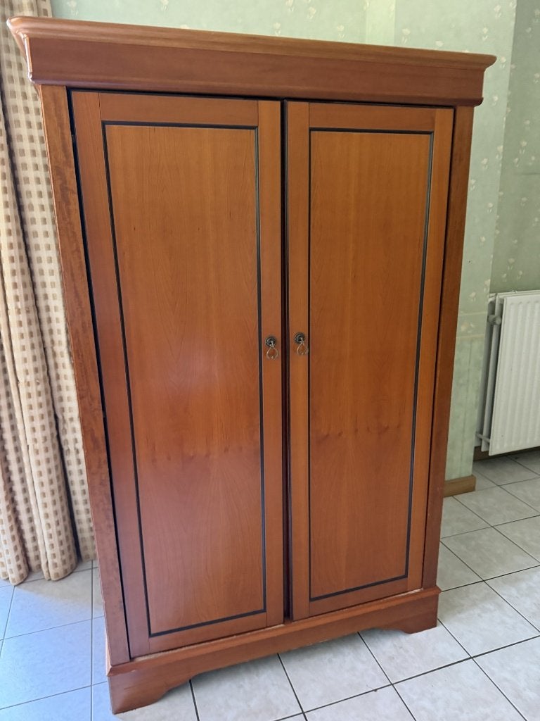 2-deurs kleerkast hout, Ophalen, Met deur(en), Gebruikt, 100 tot 150 cm