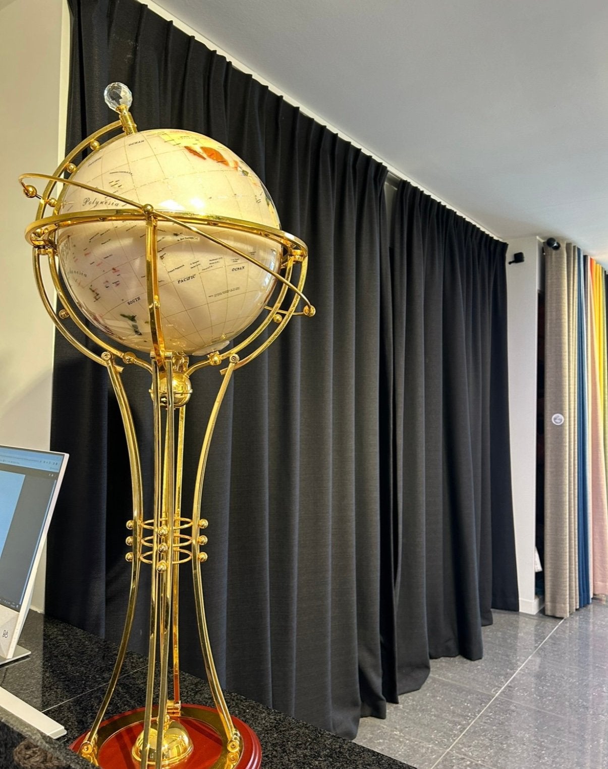Luxe wereldbol op standaard goudkleurig met verlichting, Ophalen, Zo goed als nieuw