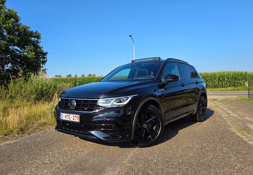 Volkswagen Tiguan R line Full Black Nieuwstaat, Autos, Volkswagen, Achat, Entretenue par le concessionnaire, Noir, Automatique