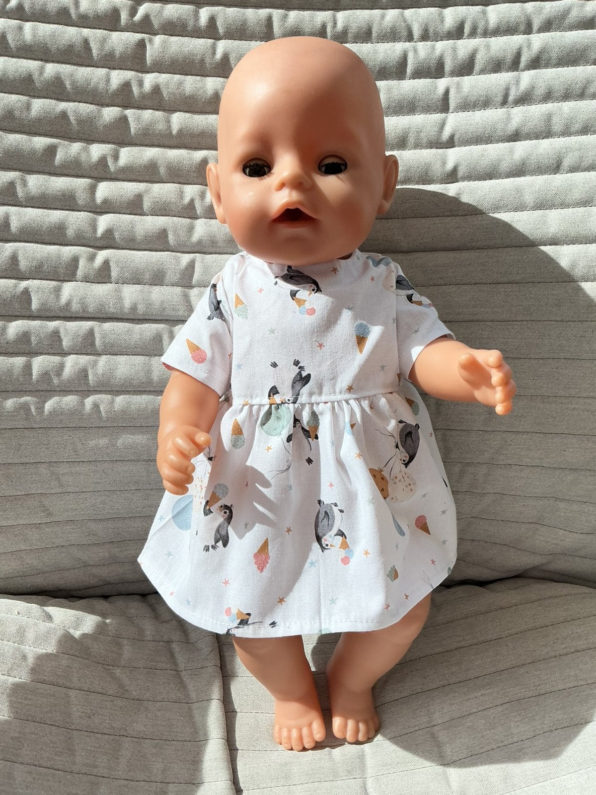 168. Babyborn: Nieuw wit jurkje met pinguïns, Ophalen of Verzenden, Nieuw, Babypop