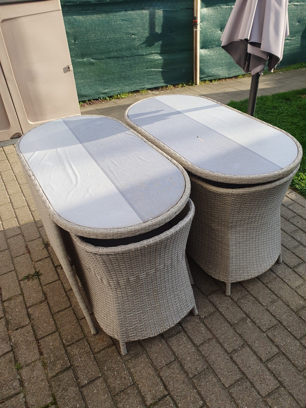 twee tafels met stoelen, Ophalen