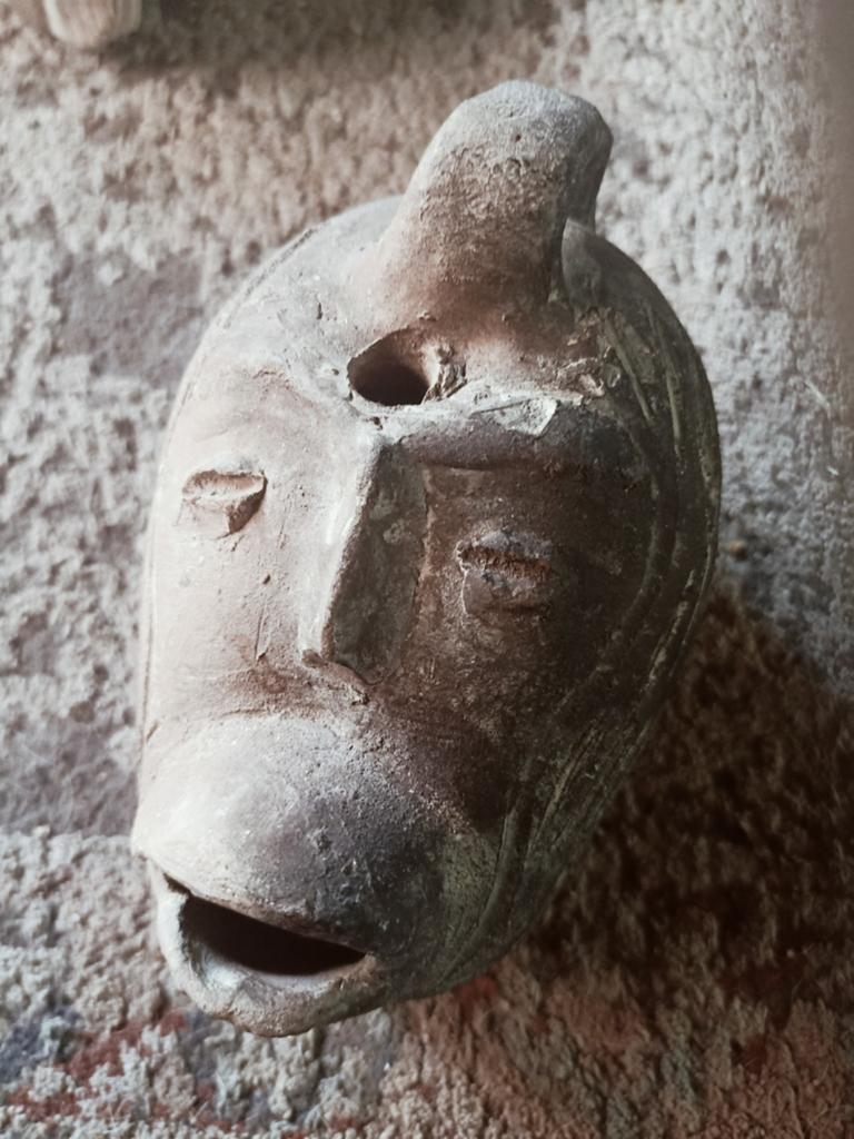 Terracotta klei olielampje in de vorm van een hoofd, Ophalen