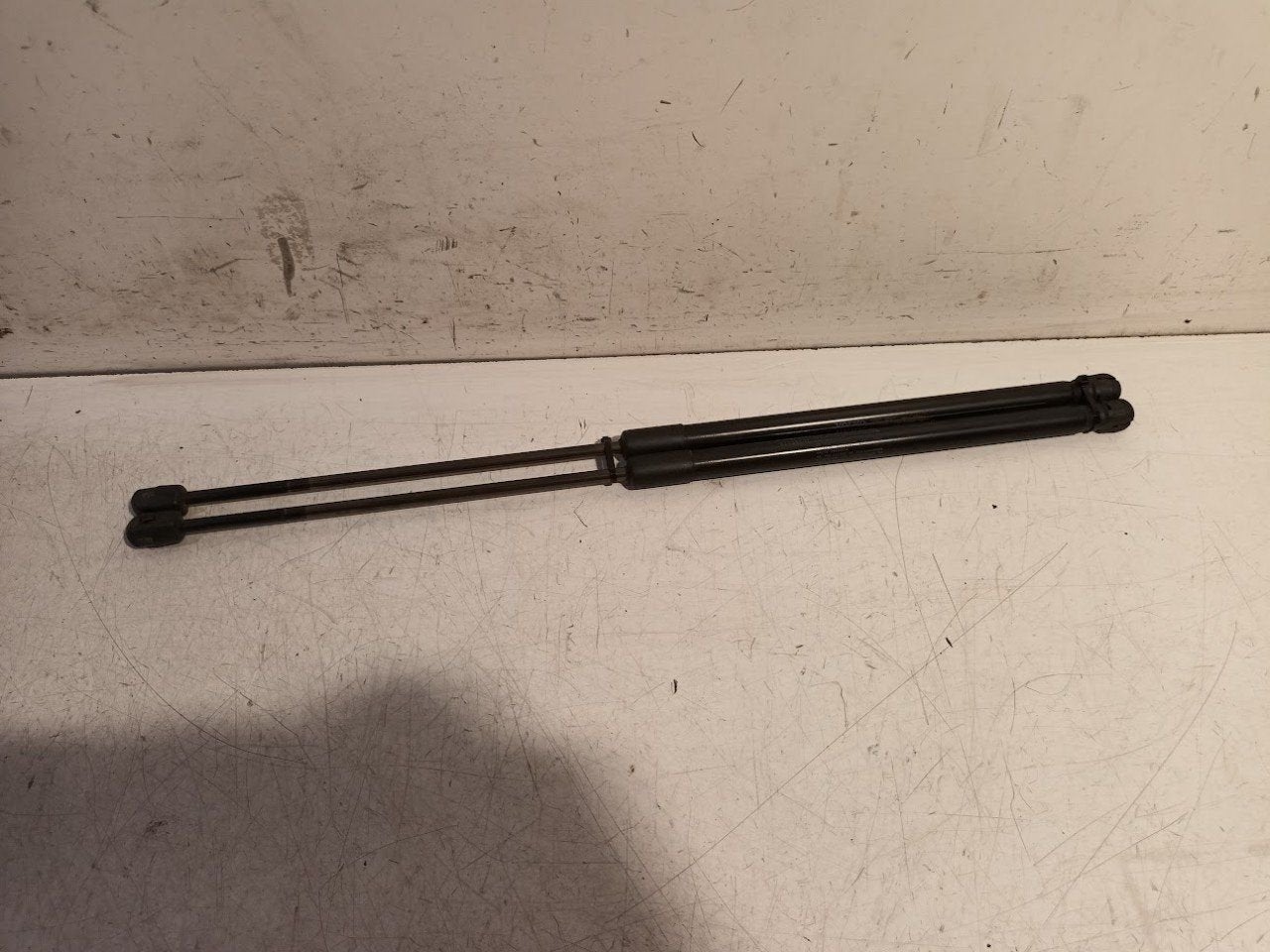Gasdrukveerset achter Volvo V40, Onderdelen@venauto.nl, Van der Ven Autorecycling B.V., Gebruikt, Ettenseweg 76, 4706 PB Roosendaal, The Netherlands