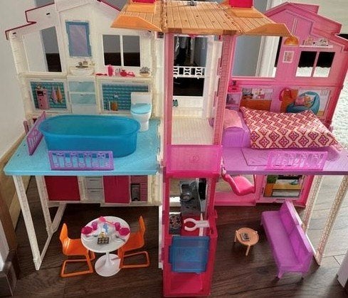 Maison pliable Barbie + poupées et accessoires, Enlèvement ou Envoi, Utilisé, Maison de poupées