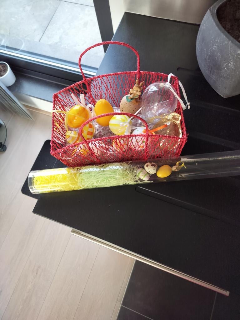 Mandje met eieren en kaars, Ophalen