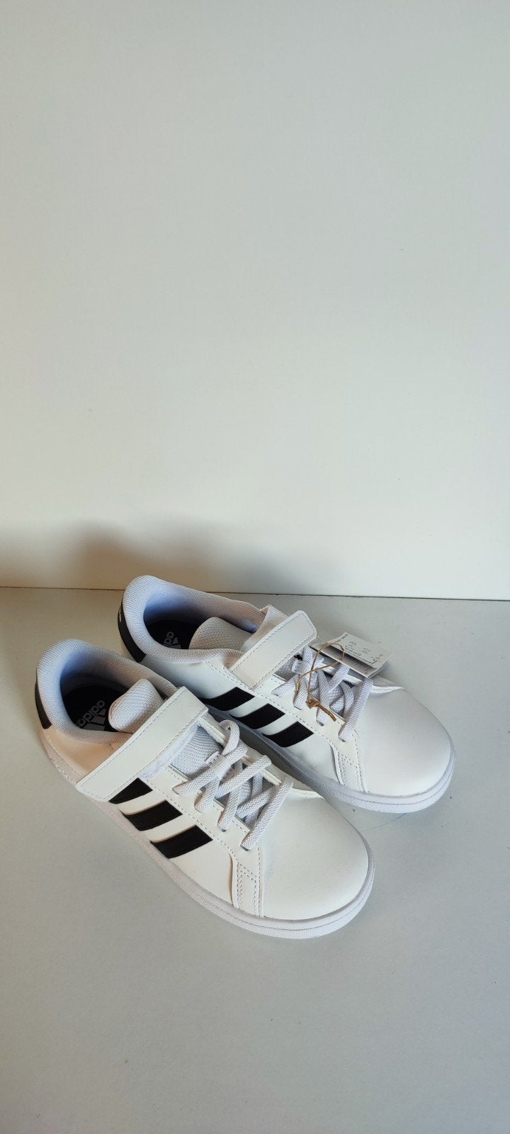 Adidas baskets garçon blanches point. 35, Neuf, Enlèvement ou Envoi, Chaussures de sport, Adidas
