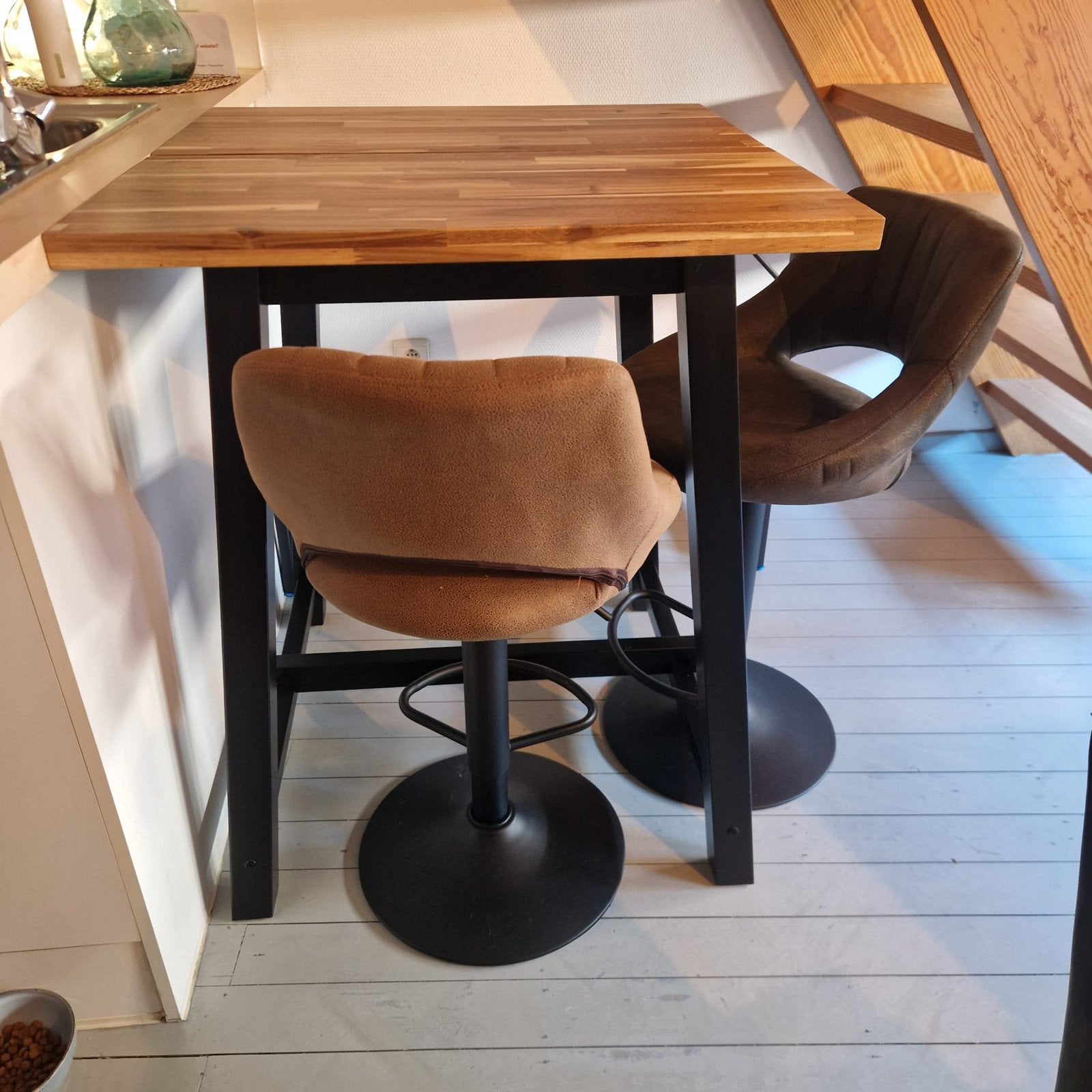 Hoog tafel met 2 hoge stoelen, Ophalen, Zo goed als nieuw