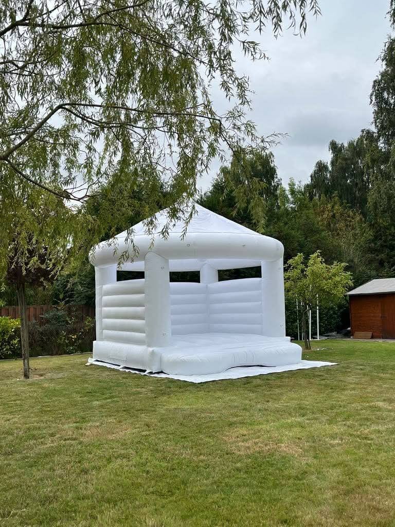 Location de châteaux gonflables blancs, Hobby en Vrije tijd, Verzenden, Zo goed als nieuw