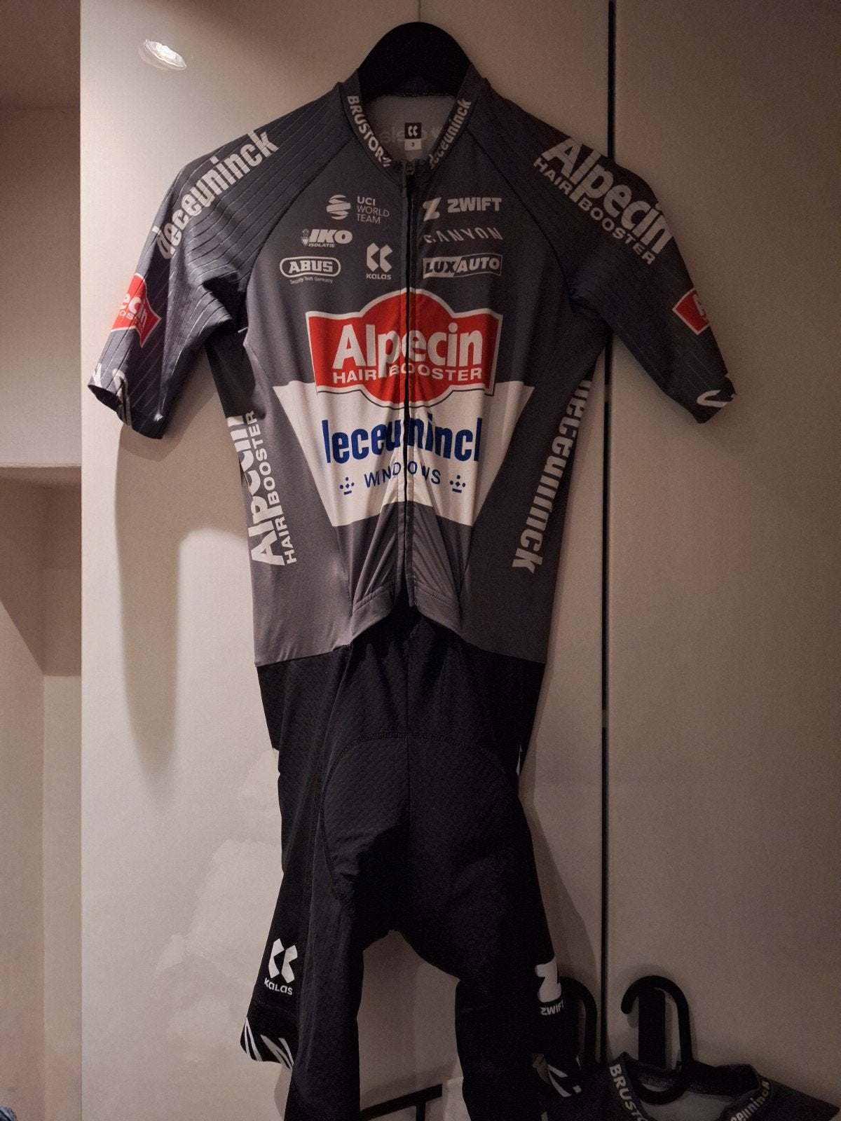 Alpecin Deceuninck Canyon Zwift Brustor fiets kleding

Snelp, Ophalen