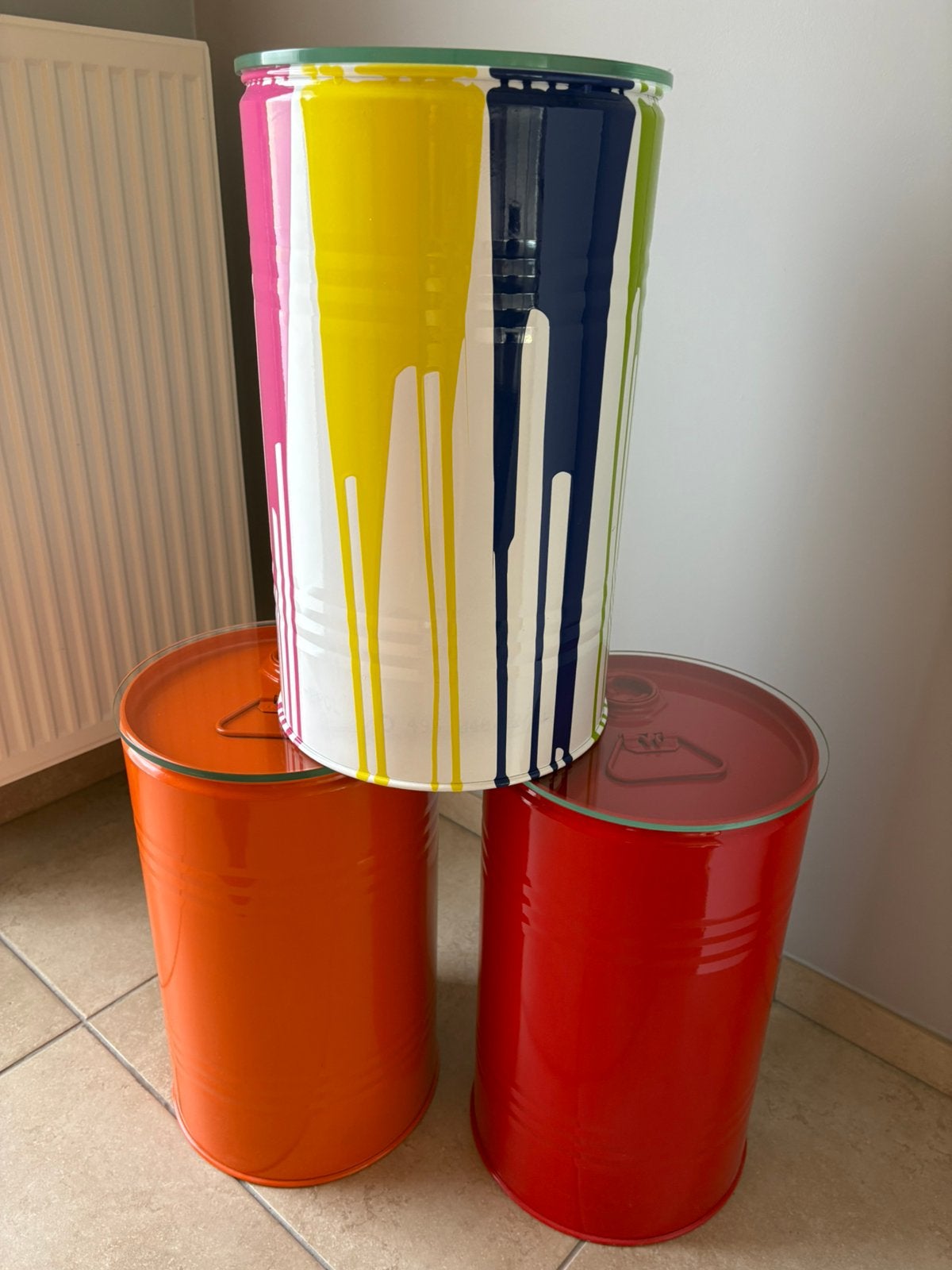 3 tonneaux acier de 50cm décoratifs + plateau en verre, Enlèvement