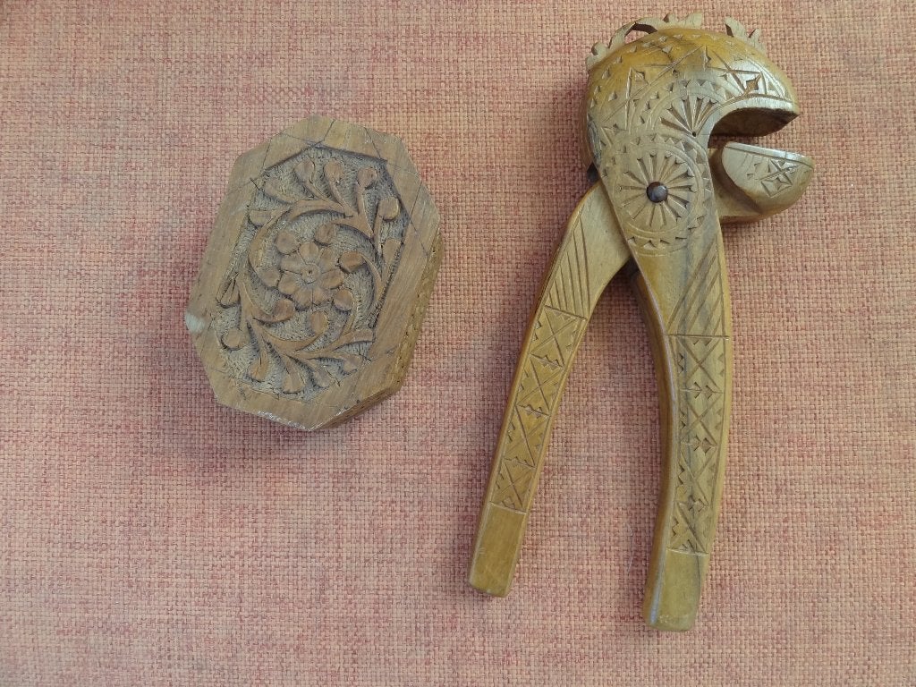 2 sculptures, paire de pinces (casse-noisettes) et une boîte, Antiquités & Art, Envoi