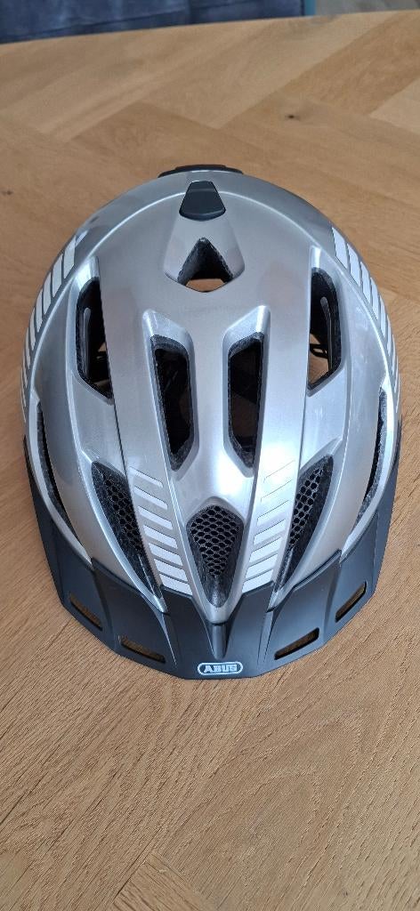 fietshelm dames Abus met lichtje, Fietsen en Brommers, Ophalen, Zo goed als nieuw, Dame, Abus