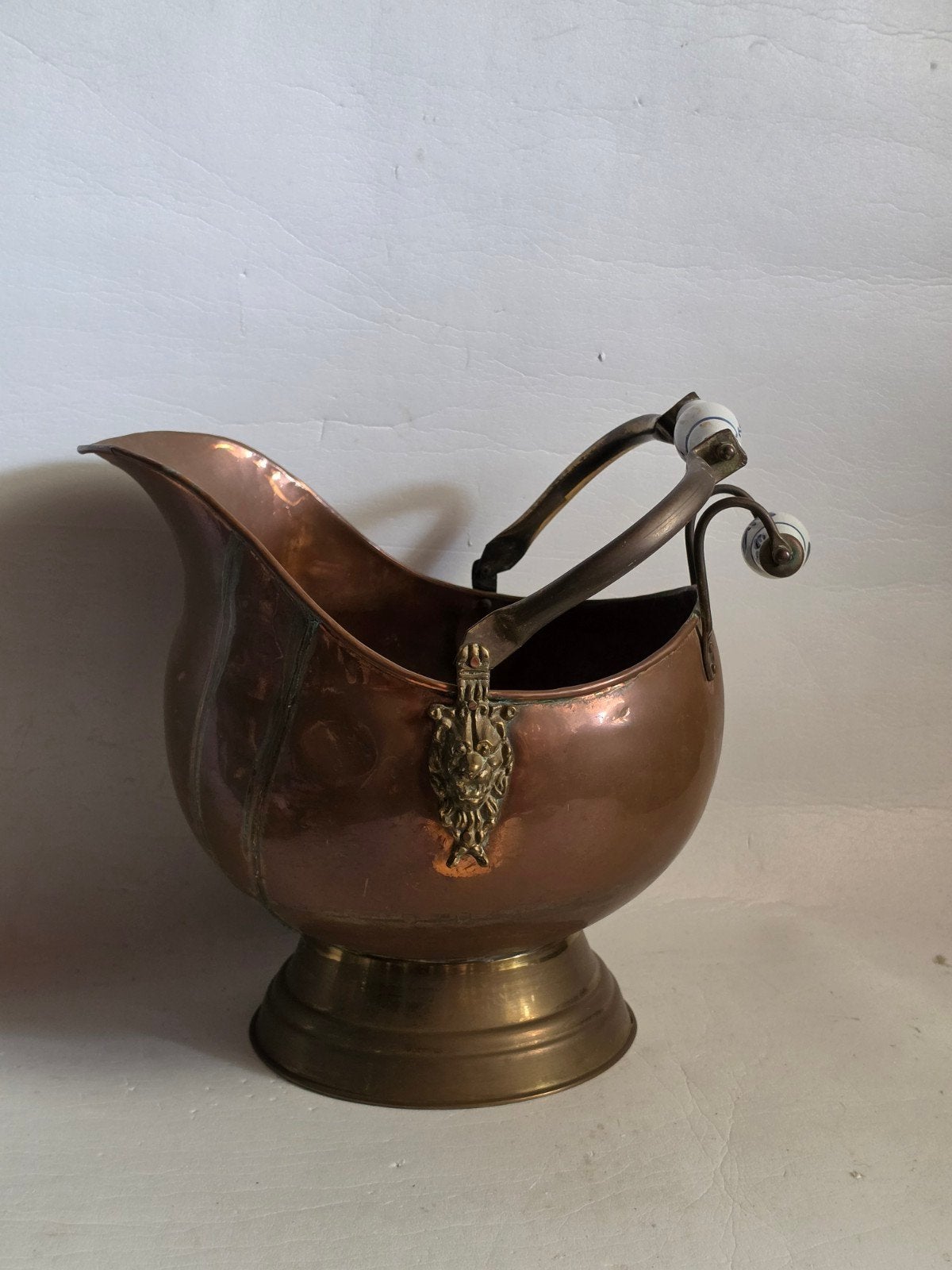 Antique copper coal scuttle with delft blue porcelain handle, Enlèvement