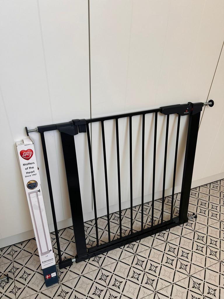BabyDan Premier Traphekje Zonder Boren 73,5 - 93,3 cm Zwart, Kinderen en Baby's, Traphekjes, Ophalen, Zo goed als nieuw