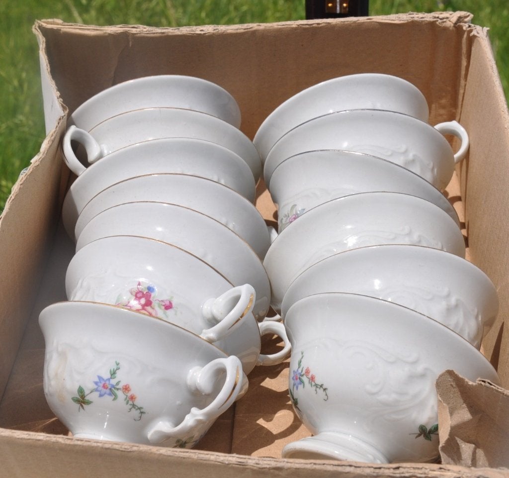 13 tasses a café sur pied decor fleurs, Enlèvement ou Envoi, Utilisé, Porcelaine, Tasse(s) et/ou soucoupe(s)