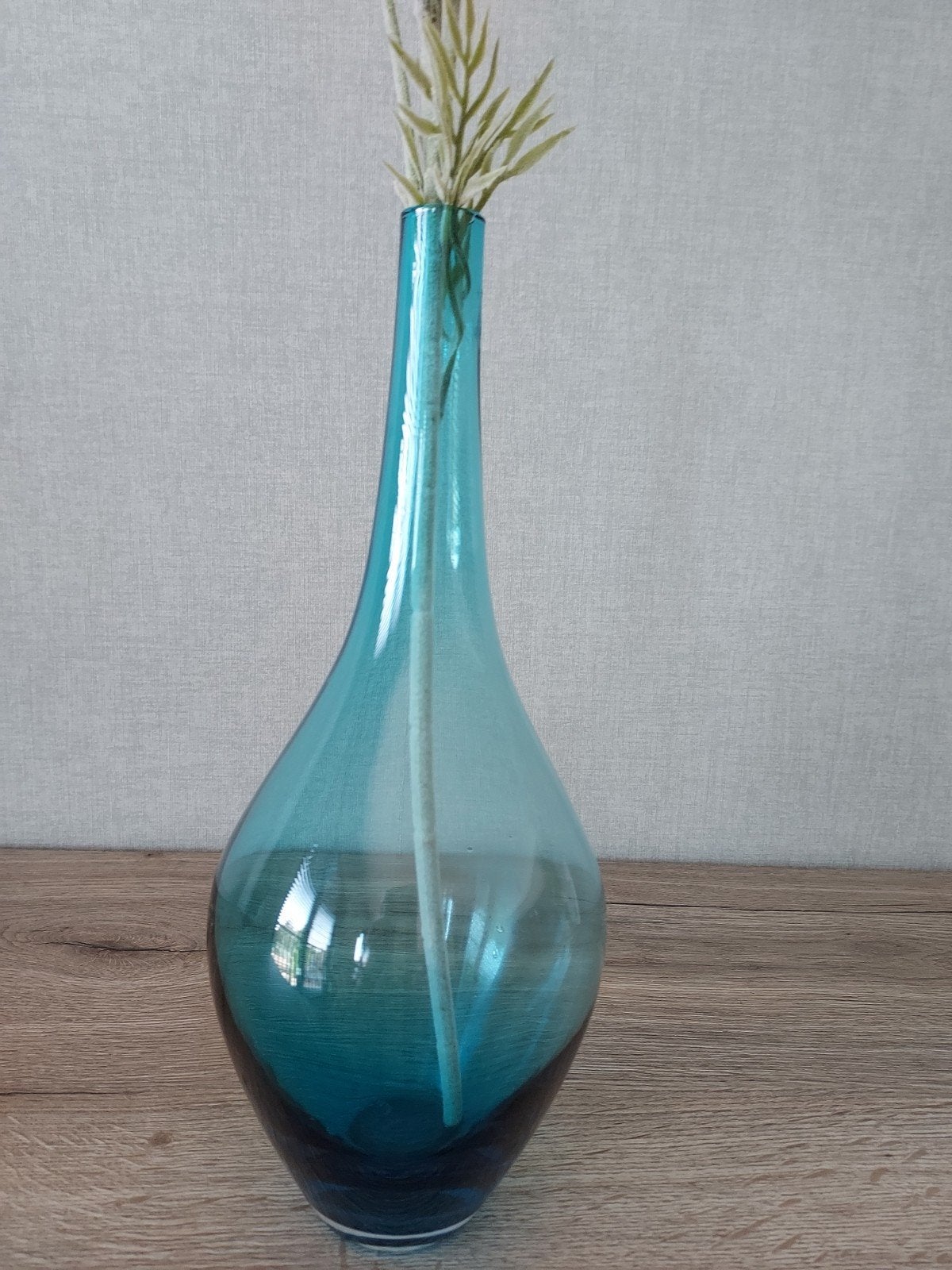 Blauwe glazen vaas met nep bloem, Huis en Inrichting, Woonaccessoires | Vazen, Ophalen