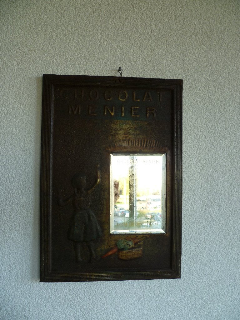 PANNEAU  EN ÉTAIN«CHOCOLAT MENIER+MIROIR»ANNÉES 1930 ET 1940, Enlèvement ou Envoi, Utilisé, Panneau publicitaire