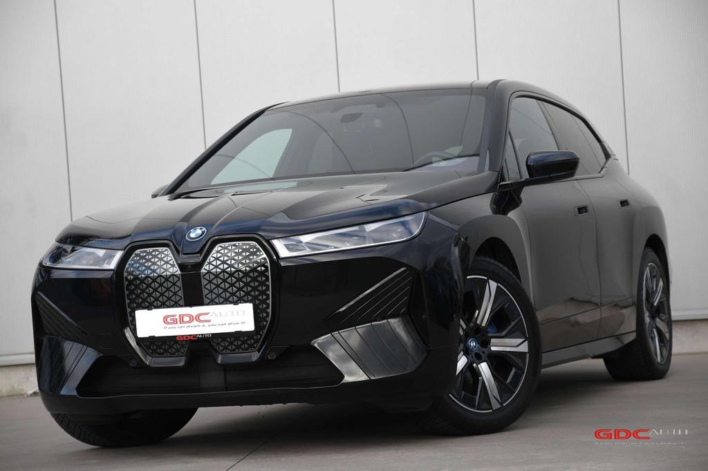 BMW iX iX xDrive Sport Pakket (bj 2024, automaat), Auto's, Automaat, 3010 kg, Gebruikt, Zwart