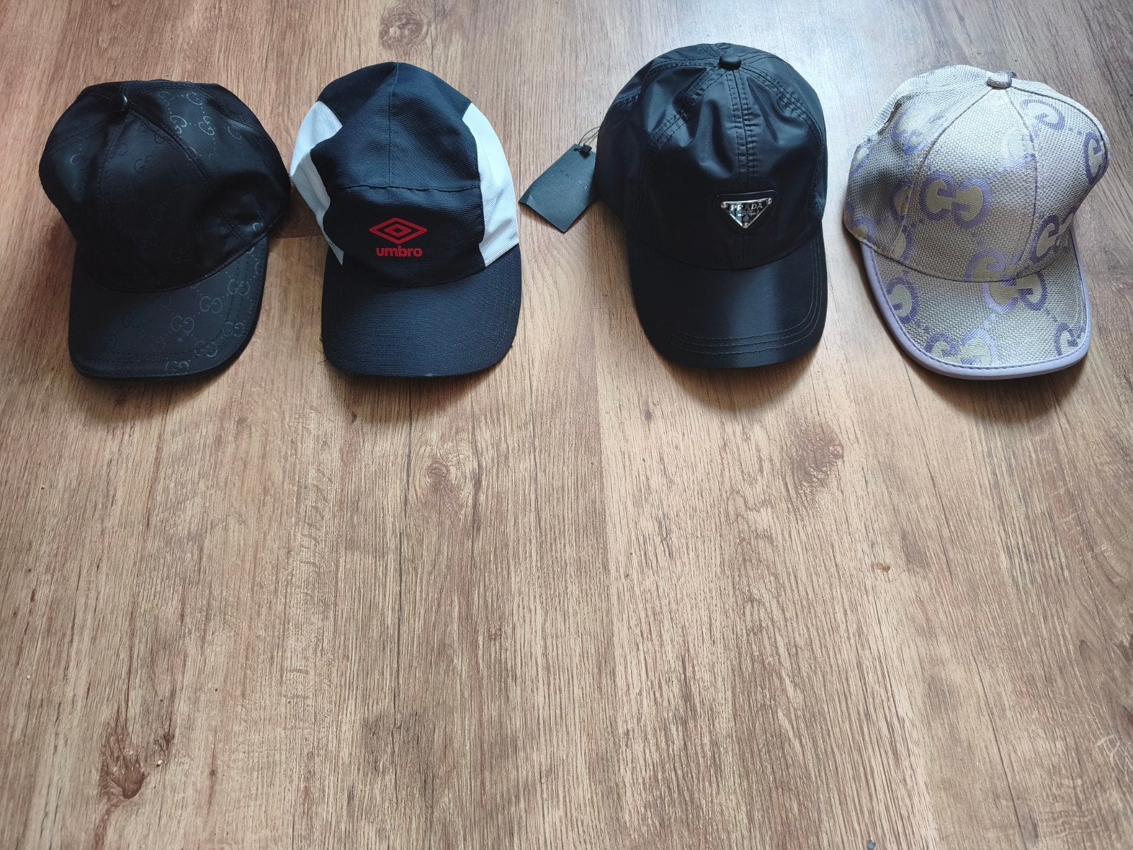 Lot de 4 casquettes (Gucci, Prada, Umbro) – Neuves / Jamais, Vêtements | Hommes, Enlèvement ou Envoi, Comme neuf, Gucci, Casquette