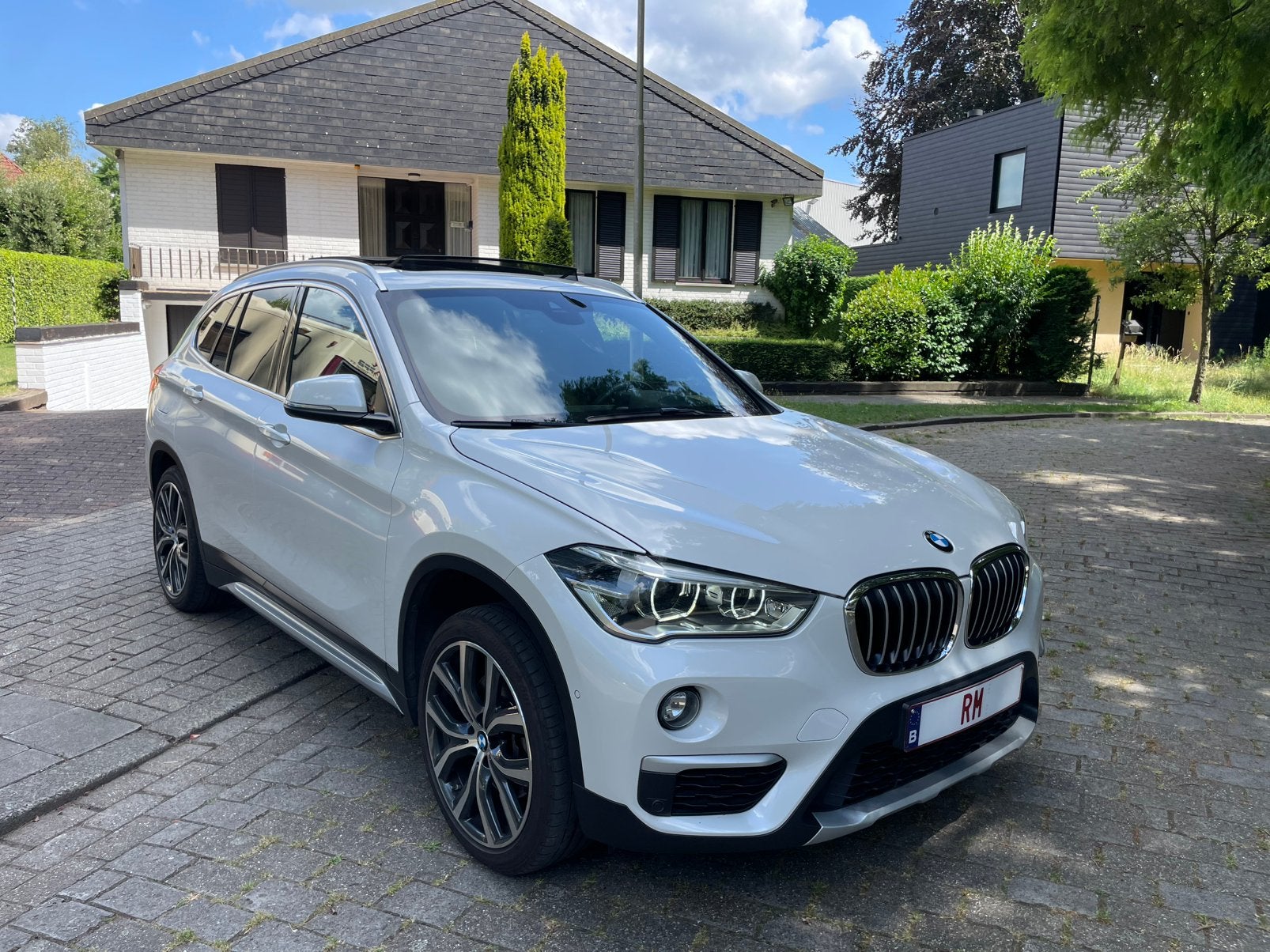 BMW X1 2.0IA Xdrive Pano*Head-up*Xenon*Cruise*Ass*Camera*.., Dealer onderhouden, Wit, Leder, Bedrijf