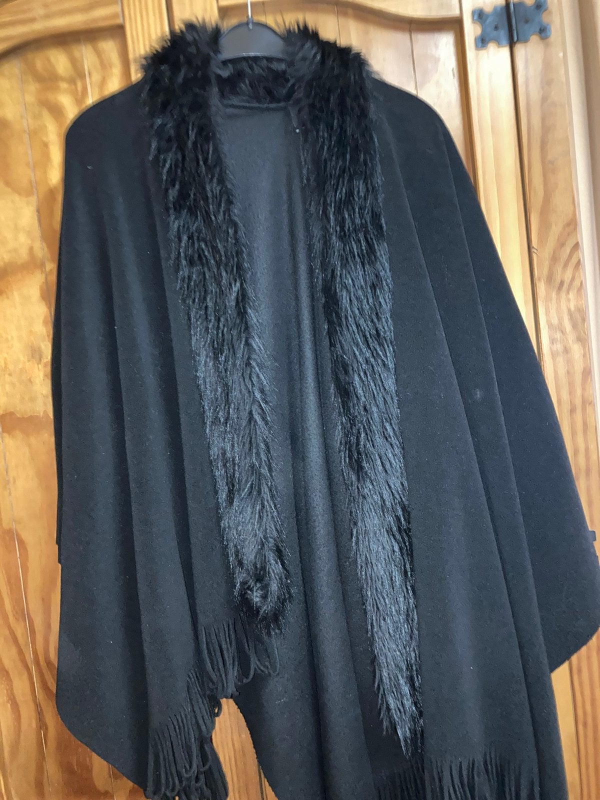 Zwarte cape met pelsen kraag, Kleding | Dames, Jassen | Winter, Ophalen, Zo goed als nieuw, Zwart