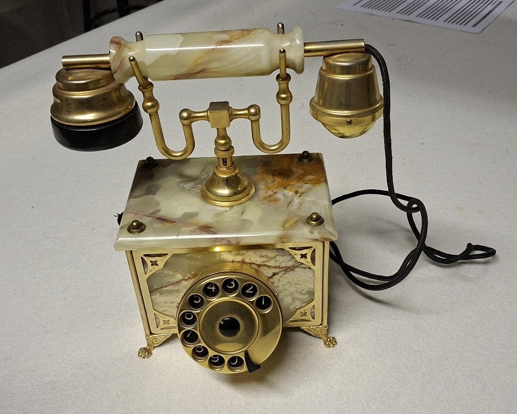 Oude marmeren telefoon, Enlèvement