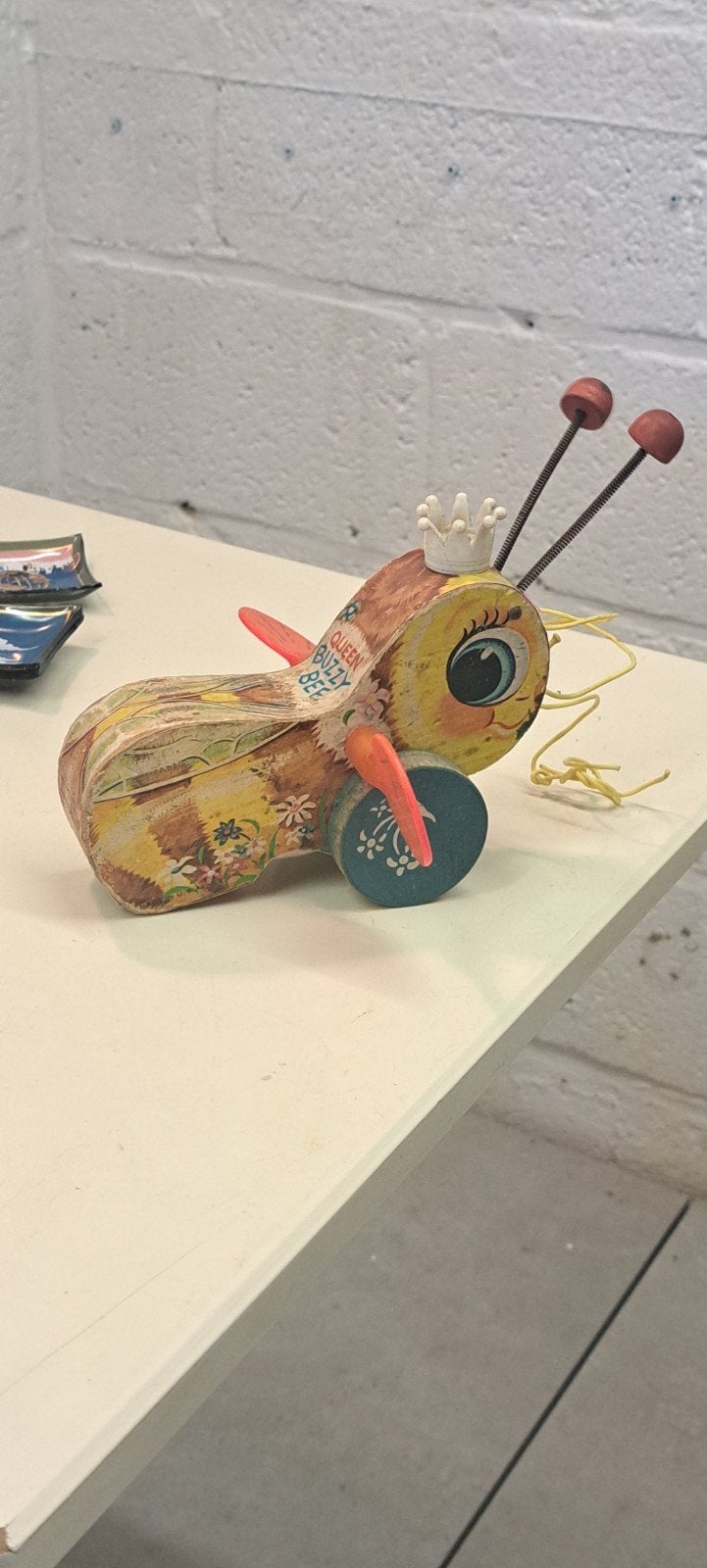 Vintage Fisher Price Queen Buzzy Bee houten trekfiguur 1960, Antiek en Kunst, Ophalen of Verzenden