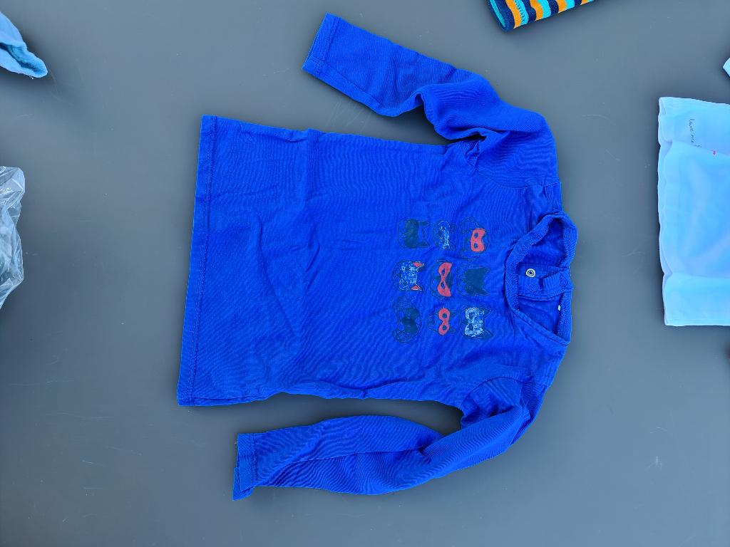 Blauwe t-shirt met maskers 74-80/9-12m, Enfants & Bébés, Vêtements de bébé | Taille 74, Enlèvement, Comme neuf
