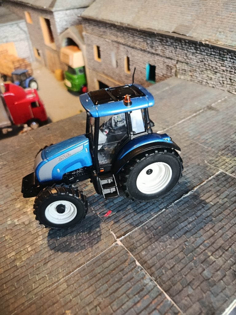 Tracteur Valtra Série C bleu UH, Hobby & Loisirs créatifs, Voitures miniatures | 1:32, Enlèvement ou Envoi, Comme neuf, Tracteur et Agriculture