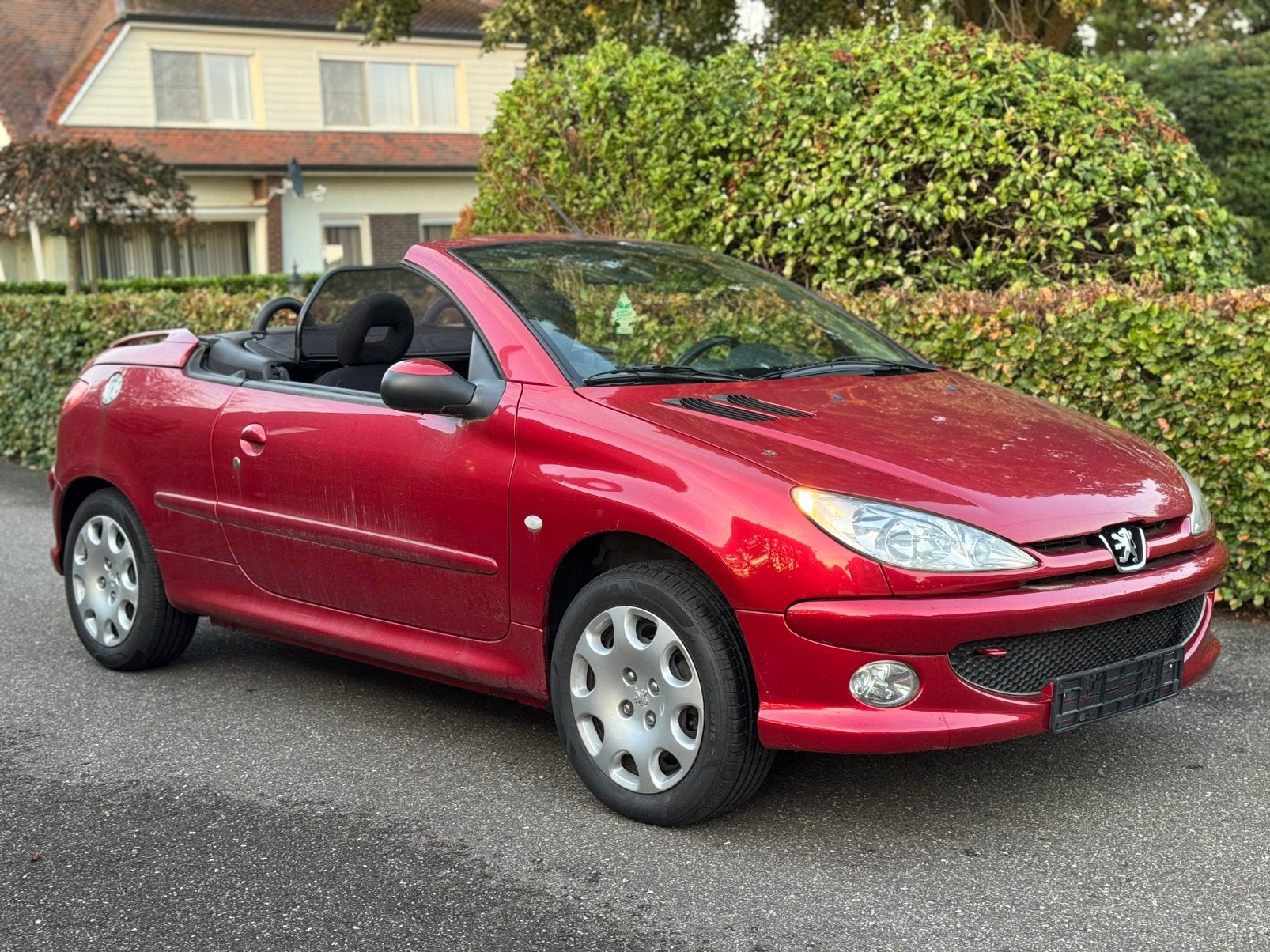 PEUGEOT 206CC/CABRIOLET ! 75 000 KM ! /VVK EN COULEUR BLANCH, Autos, Peugeot, Rouge, 75 kW, Cabriolet, Boîte manuelle