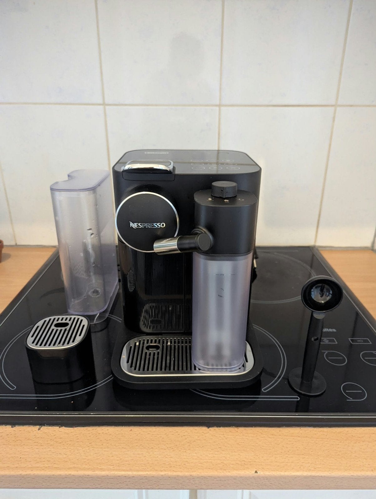 Cafetière Nespresso Delonghi Gran Latissima, Réservoir d'eau amovible, Dosettes et capsules de café, 1 tasse, Utilisé
