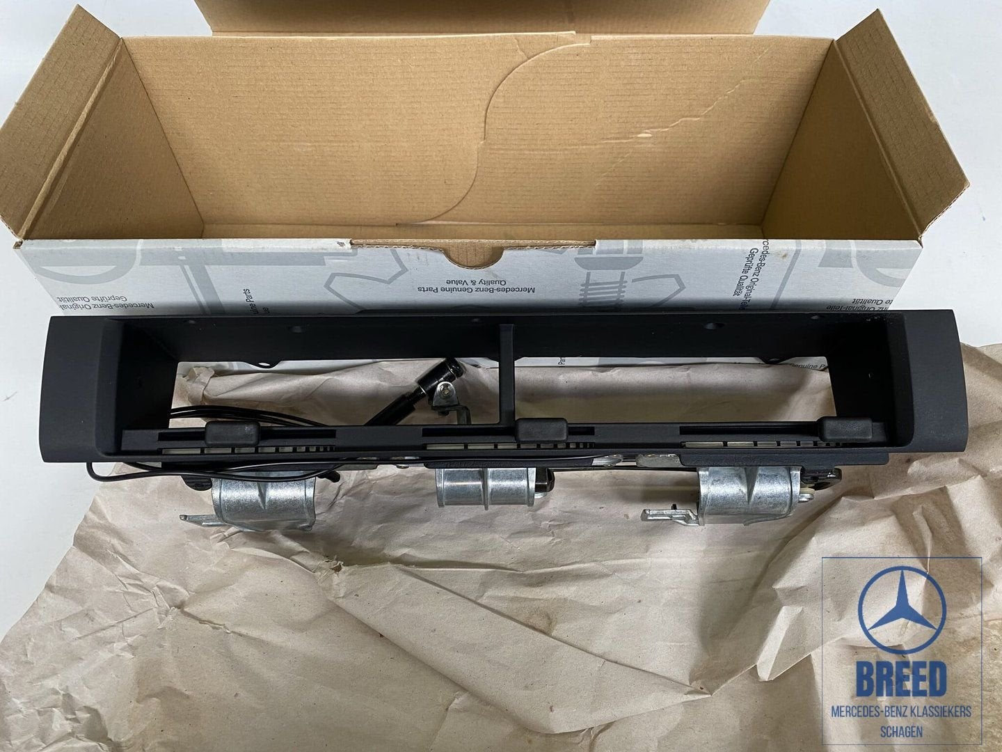 NOS raamwerk luchtrooster midden voor Mercedes-Benz W126, -, Nieuw, Ophalen of Verzenden, -