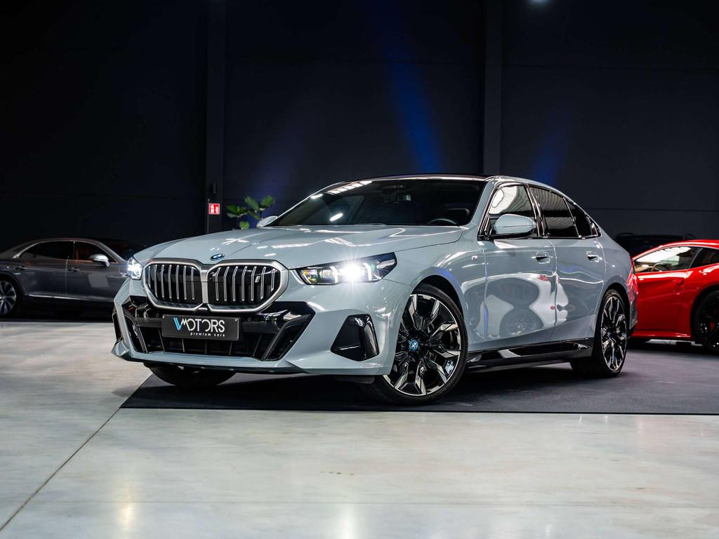BMW i5 i5 83.9 kW eDrive40 - M-pack - Pano - B&W - 360 cam, Auto's, BMW, Automaat, 4 deurs, Achterwielaandrijving, Gebruikt